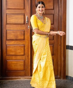 Sari de Seda Amarillo, Vestido de Novia Tradicional Indio, Largo hasta el Suelo, Corte Regular, Estilo Banarasi para Mujer, Sari Drapeado con Borde - Product Image 1