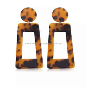 Lujosos pendientes hechos a mano de resina para mujer, colores personalizados, accesorios de moda altamente pulidos DE LA India - Product Image 3