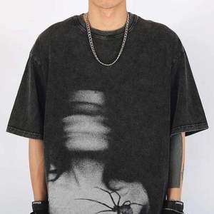 เสื้อยืดลายพิมพ์โลโก้สไตล์สตรีทแวร์ รุ่นพรีเมียม ดีไซน์ใหม่ล่าสุด ปี 2026 ลุคใหม่ ทรงเข้ารูป ผ้าฟอกสี - Product Image 4