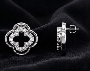 Boucles d'oreilles clous trèfle en or 14 carats avec diamants de laboratoire, fermoir à vis, pour femme, cadeau - Product Image 1
