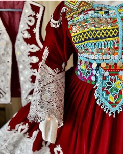 Vestido corto afgano Kuchi colorido con bordados tribales geométricos, detalles de espejo y arte textil vintage para uso tradicional. - Product Image 2