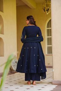 Conjunto de Salwar Kameez Azul Marino Tejido y Bordado sin Cuello para Mujer, Traje Largo con Lehenga para Fiesta o Boda - Product Image 5