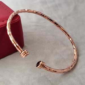 Brazalete Ajustable de Alambre de Cobre Martillado, Estilo Étnico - Product Image 4