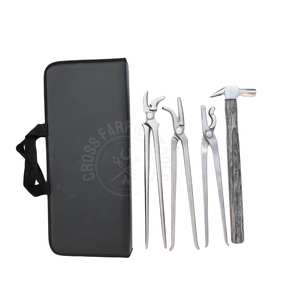 Kit d'outils de fermeur de qualité industrielle comprenant un cloueur standard pour fer à cheval, un marteau de fermeur, un cloueur courbé et un alligator - Product Image 1