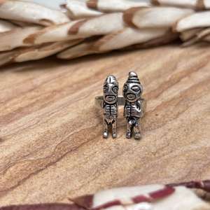 Anillo Étnico de Latón con Figura Tribal, Unisex, Acabado Plateado Oxidado, Diseño de Pareja Primitiva, Regalo, Venta al por Mayor - Product Image 1