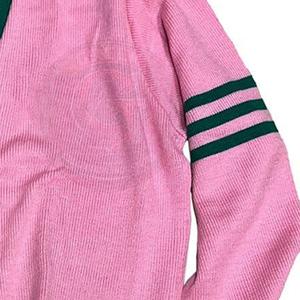 Suéter de punto acrílico para mujer y hombre, estilo universitario, con logo griego de la hermandad Alpha, ribete verde, manga larga, diseño collage, color rosa. - Product Image 3