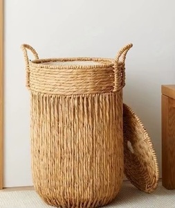 Panier à linge rond en osier avec couvercle, panier de rangement artisanal en fibres végétales, style rustique pour organiser les vêtements, type sur pied - Product Image 5