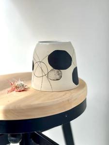 แจกันเซรามิกศิลปะนามธรรมร่วมสมัย รูปทรงมินิมอล ลายสีกรมท่าโดดเด่น พร้อมดีไซน์ผิวด้าน เหมาะสำหรับตกแต่งบ้านสไตล์โมเดิร์น - Product Image 4