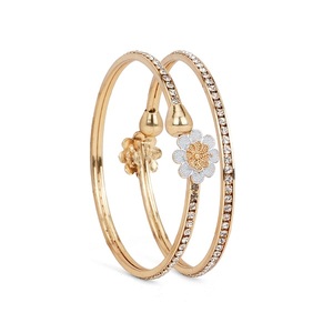 Bracelet manchette en métal doré de qualité supérieure avec ornement en forme de fleur et incrustation de pierres scintillantes pour réception de mariage - Product Image 2