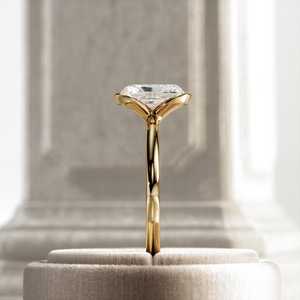 Anillo de Compromiso con Diamante Cultivado en Laboratorio de 2 Quilates, Corte Radiante Alargado, E VVS2, Oro Amarillo de 14k, Certificado IGI - Product Image 4