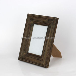 Cadre photo en bois avec finition polie lisse qui ajoute du charme à la table de chambre ou au bureau - Product Image 3