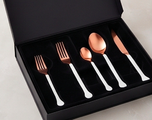 Ensemble de couverts modernes en cuivre avec manches blanches, compatibles lave-vaisselle, 5 pièces, pour utilisation sur table de mariage - Product Image 6