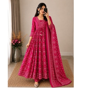 Ensemble de robe Anarkali Mul Chanderi de qualité supérieure pour femmes, avec de magnifiques broderies dorées et un bas assorti. - Product Image 2
