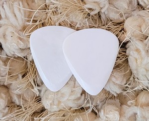 Púas de guitarra de hueso de camello al por mayor, forma de lágrima, juego de 10, con bordes cónicos - Product Image 3