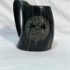Mug en corne lisse fait main de qualité supérieure avec une poignée robuste, finition couleur naturelle, idéal pour les cadeaux et les collectionneurs, provenant d'un fournisseur indien. - Product Image 4
