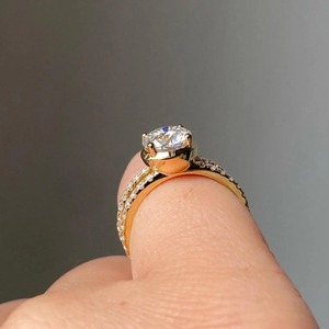 Élégante bague de fiançailles à double bande avec diamant de laboratoire rond de 2 carats, en or jaune 14 carats, bijoux de mariée pour femme - Product Image 3