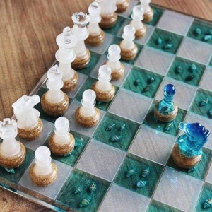 CAJA DE AJEDREZ DE MADERA Y RESINA PERSONALIZADA, Juego de Ajedrez, Piezas de Ajedrez de Resina Roja y Negra de Lujo, Artesanía en Resina - Product Image 1