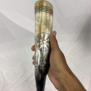 Cornes à boire médiévales de style Viking, faites à la main, en matériau organique poli, toucher réel, taille personnalisable, en vente. - Product Image 1