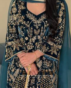 Conjunto de terciopelo con diseño de lentejuelas y bordado Zari, top con pantalón Plazzo y dupatta, completamente cosido y listo para usar. - Product Image 2