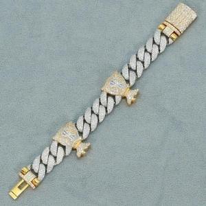Bracelet de luxe avec maillons entrelacés incrustés de pierres étincelantes, accents dorés, éléments décoratifs en forme de couronne, fermoir boîte. - Product Image 5