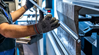 Machine de pliage CNC intelligente à niveau à bulle de haute précision et facile à utiliser pour le traitement de plaques métalliques de diverses tôles
