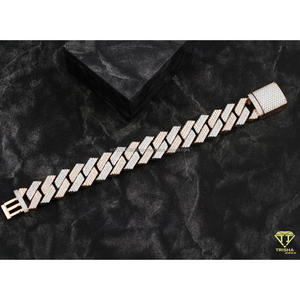 สร้อยข้อมือดีไซน์เนอร์แบบ Cuban Link สีโรสโกลด์ ประดับด้วยพลอย VVS Lab Grown คุณภาพพรีเมียม พร้อมตัวล็อกแบบ Iced Out ที่ปลอดภัย - Product Image 4