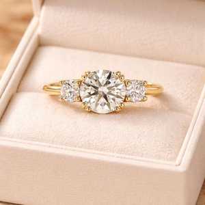 แหวนเพชรทรงกลมเพาะเลี้ยงในห้องปฏิบัติการแบบทริโลจี ทองคำแท้ 10K 14K 18K ดีไซน์เครื่องประดับชั้นดี รับรองโดย IGI สี E ความใส VVS - Product Image 4