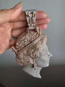 Pendentif Queen Elizabeth en argent 925 plaqué or rose, diamant moissanite taille brillant rond, bijou de luxe et de caractère - Product Image 3
