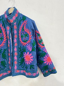 Veste courte en coton brodée Suzani bleue pour femme, motif floral rose, style bohème ethnique, faite à la main - Product Image 4