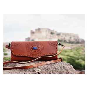 Bolso bandolera de cuero color canela hecho a mano con piedra turquesa y diseño grabado a mano – Bolso de mano estilo bohemio - Product Image 3