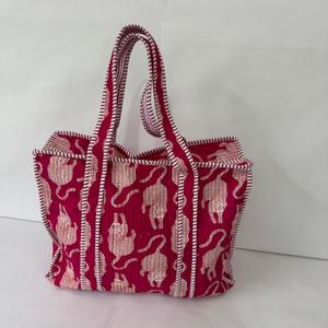 Sac fourre-tout en coton matelassé à imprimé animal rose avec pochettes cosmétiques, ensemble de sacs de voyage pour femmes - Product Image 1