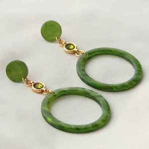 Boucles d'oreilles tendance en résine époxy pour des boucles d'oreilles personnalisées colorées et originales, idéales pour les cadeaux, la mode, la vente au détail et la vente en gros de bijoux. - Product Image 1