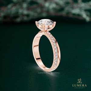 Bague pour femme en or rose avec diamant taille ovale, diamant rond brillant, diamant de laboratoire, design croisé torsadé et pierres pavées latérales, cadeau romantique - Product Image 3