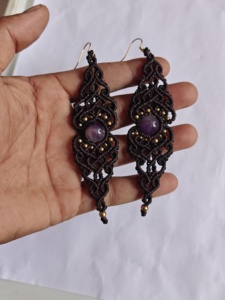 Boucles d'oreilles en macramé marron foncé faites à la main, perles d'améthyste, accent doré, bijoux bohèmes pour femmes - Product Image 1