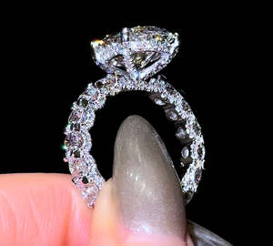 Anillo de Compromiso de Oro de 14K con Diamante Cultivado en Laboratorio, Corte Ovalado de 5 Quilates en el Centro y Piedras Laterales Redondas, Chapado en Rodio, Certificado IGI - Product Image 1