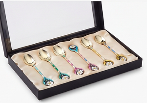 Juego de cucharas metálicas con diseño floral, mangos coloridos y motivos de margaritas en estuche de terciopelo para un uso elegante en la mesa. - Product Image 6