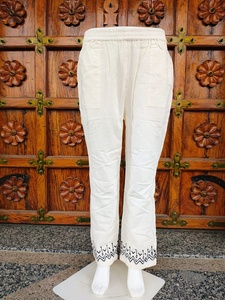 Pantalon décontracté pour femme 100 % coton, coupe droite, taille élastique, longueur cheville, broderie minimaliste sur le bas, idéal pour l'été (ODM) - Product Image 3