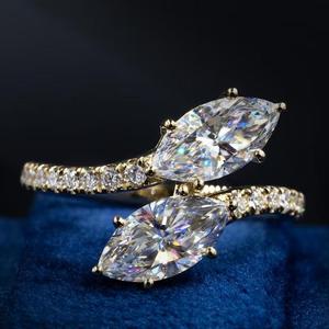Anillo Toi et Moi con Diamante Blanco Corte Marquesa en Oro Amarillo Sólido con Banda de Pavé Asimétrica de Dos Piedras para Compromiso - Product Image 1