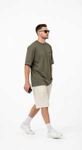 เสื้อยืดคอกลมทรงหลวมสีเขียวมะกอกสำหรับผู้ชาย ONETEN พร้อมโลโก้ตัวอักษรด้านหน้าแบบลำลอง - Product Image 5