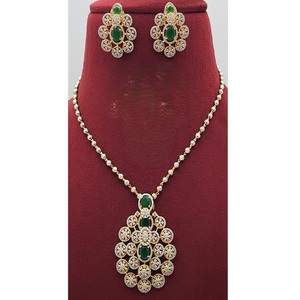 Atractivo y Moderno Juego de Collar con Colgante de Latón Chapado en Oro y Circonitas con Cadena de Eslabones y Pendientes para Mujer, Ideal para Bodas y Ocasiones Especiales - Product Image 1