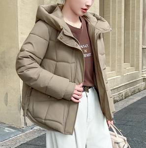 Blouson court matelassé à capuche pour femme, prix usine Chine-Bangladesh, doudoune épaisse d'hiver, fermeture éclair, style décontracté - Product Image 6