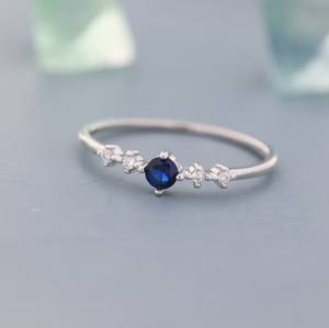 แหวนพลอยแซฟไฟร์สีน้ำเงินประดับเพชร CZ บนตัวเรือนเงินสเตอร์ลิงหรือทอง แหวนแซฟไฟร์ดีไซน์เรียบหรู - Product Image 1