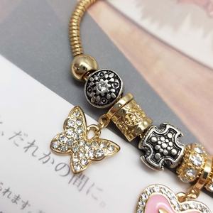 Bracelet à breloques magnifique avec des papillons étincelants et des perles en émail rose en forme de cœur - Product Image 2