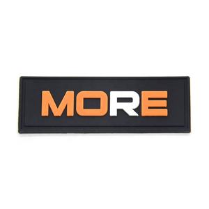 อุปกรณ์ตกแต่งเสื้อผ้าสำหรับธุรกิจจากโรงงานโดยตรง ป้ายโลโก้แบบกำหนดเอง ป้ายยาง PVC เรืองแสงในที่มืด แบบนูน 3 มิติ รีดติดได้ สำหรับกระเป๋าและหมวก - Product Image 4