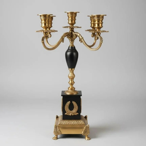 Candelabro artesanal de metal dorado DAANI de 3 brazos con diseño floral, centro de mesa de lujo para bodas, portavelas. - Product Image 3