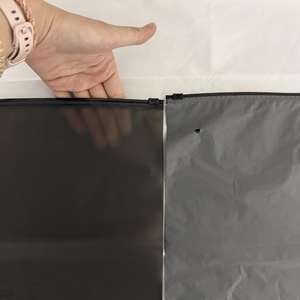 Bolsas de Metal Personalizadas de Alta Calidad, Resistentes a la Humedad y Reciclables, con Cierre y Logotipo Personalizado para Empaque de Ropa - Product Image 3