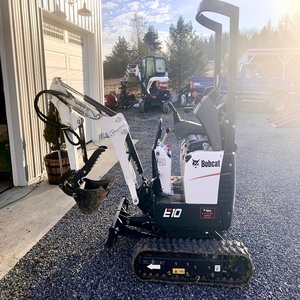 Mini-excavatrice Bobcat E10 conçue pour les espaces étroits, offrant une puissance de creusement élevée et une performance économe en carburant. - Product Image 3