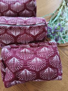 Juego de Bolsas Cosméticas Acolchadas de Algodón, Bolsa de Maquillaje Floral de 3 Piezas, Bolsas de Aseo con Diseño de Concha de Vino (Juego de 3) - Product Image 2