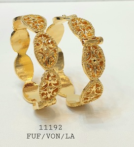 ขายส่งกำไลข้อมือผู้หญิง SARA ชุบทอง 24K สแตนเลสสตีล ดีไซน์คลาสสิก ทันสมัย คุณภาพสูง แฟชั่น เหมาะสำหรับงานหมั้นและงานแต่งงาน - Product Image 1