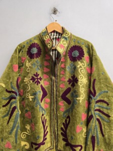 Veste Suzani en velours vert mousse faite à la main pour femmes, broderie florale multicolore, style bohème chic, manteau ethnique d'hiver, vente en gros, exportation - Product Image 3